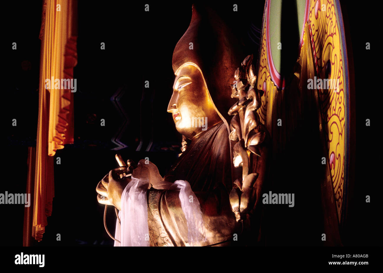 La Chine, Beijing, Tsong Khapa statue, fondateur de l'école Gelugpa du  Bouddhisme Tibétain appelé (bonnets jaunes Photo Stock - Alamy