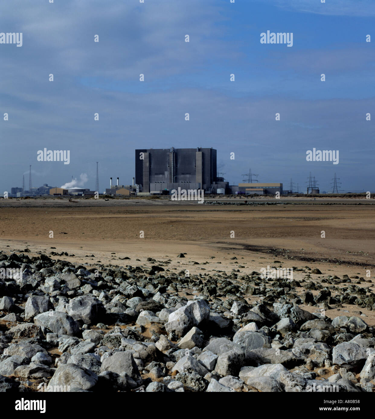 Centrale nucléaire de Hartlepool vu sur l'estuaire de la Tees, Teesside, Angleterre, Royaume-Uni. Banque D'Images