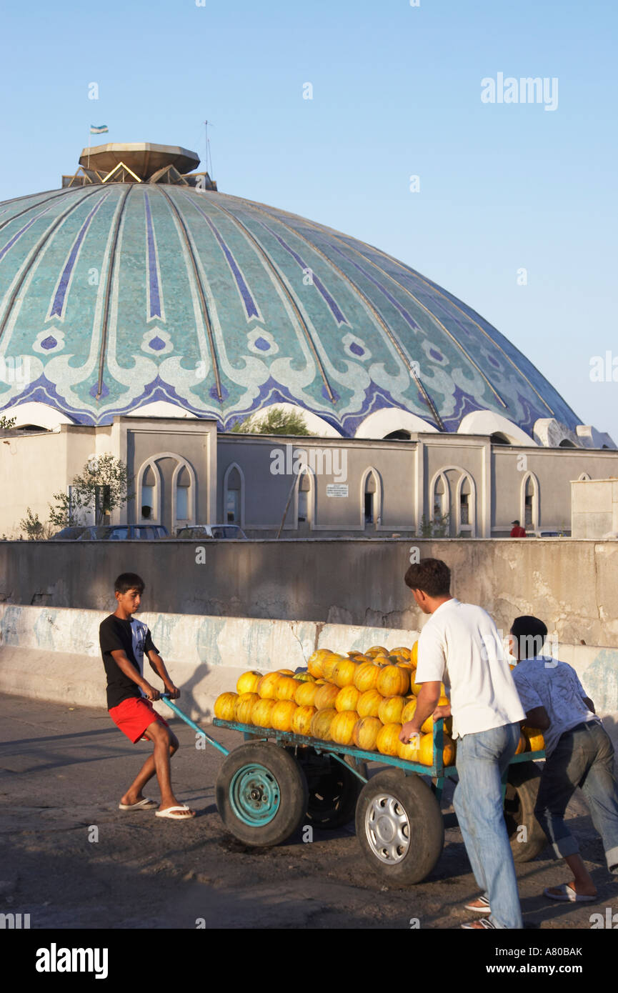 Les garçons Déménagement Panier de melons sur le marché Banque D'Images