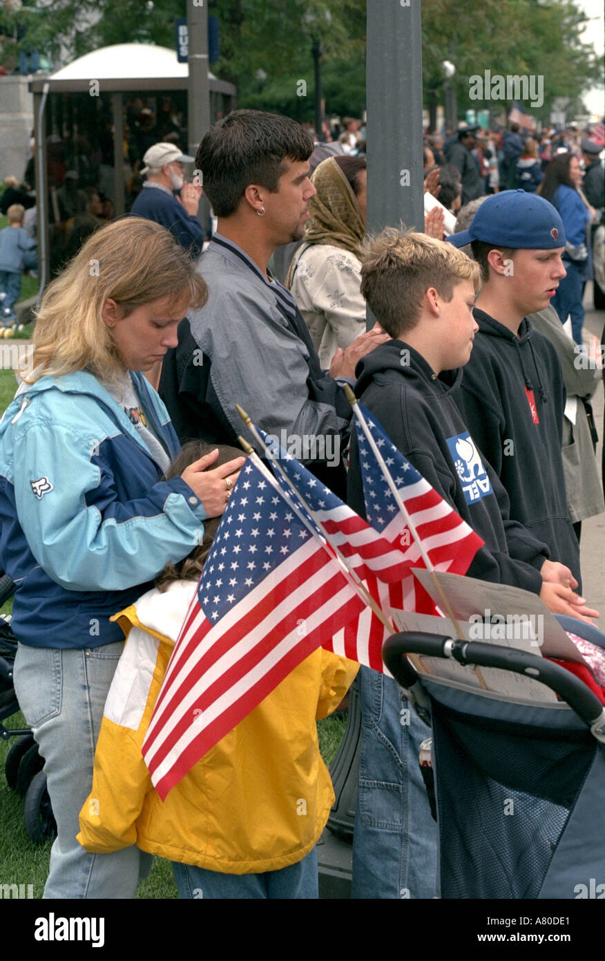 Drapeaux de portefeuille de la famille se souvient du Minnesota au Service commémoratif du 11 septembre au capitole de l'état pour les victimes. St Paul Minnesota MN USA Banque D'Images