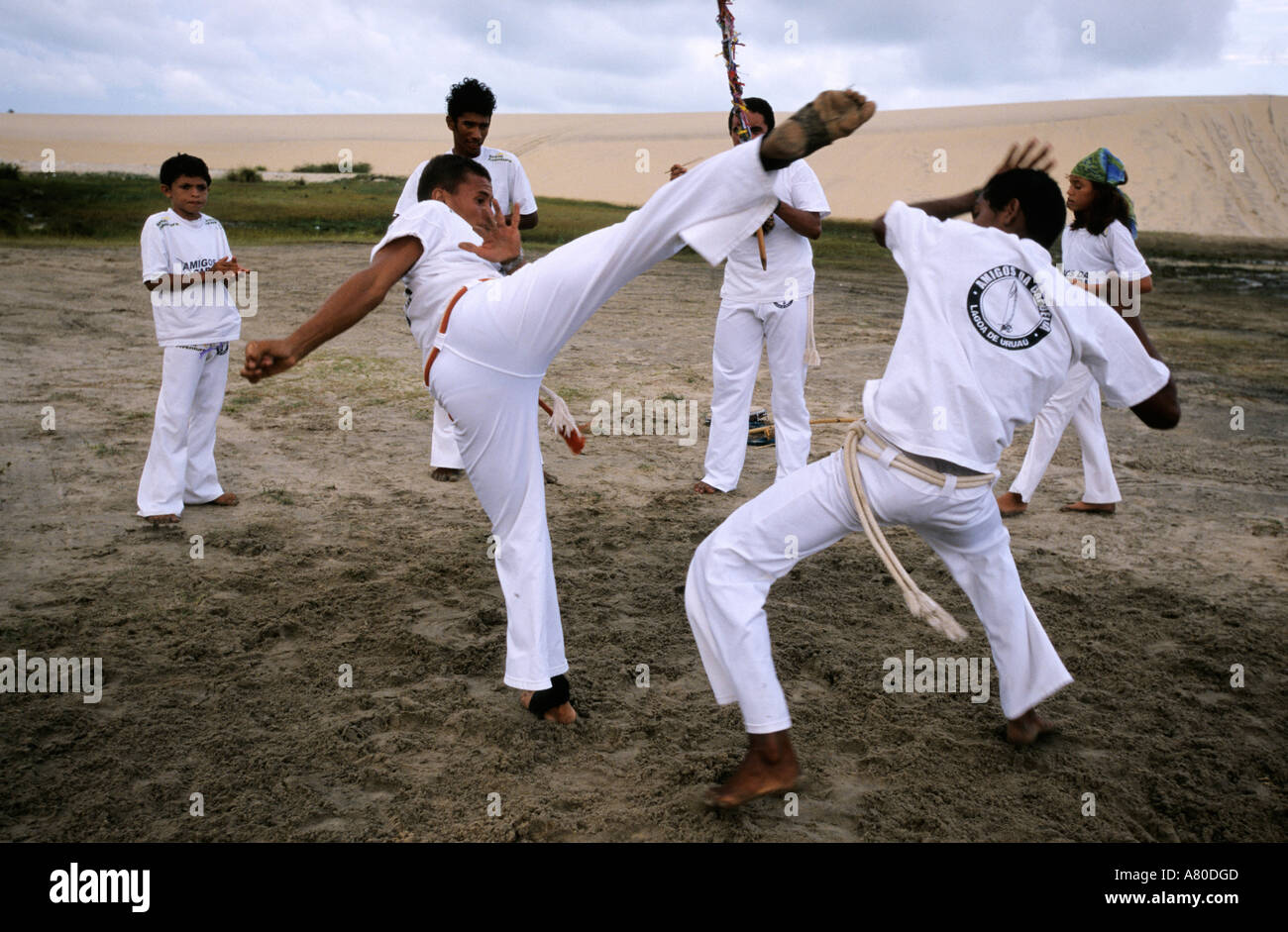 Le Brésil, l'Etat de Bahia, démonstration de capoeira (danse typique) sur la plage Banque D'Images