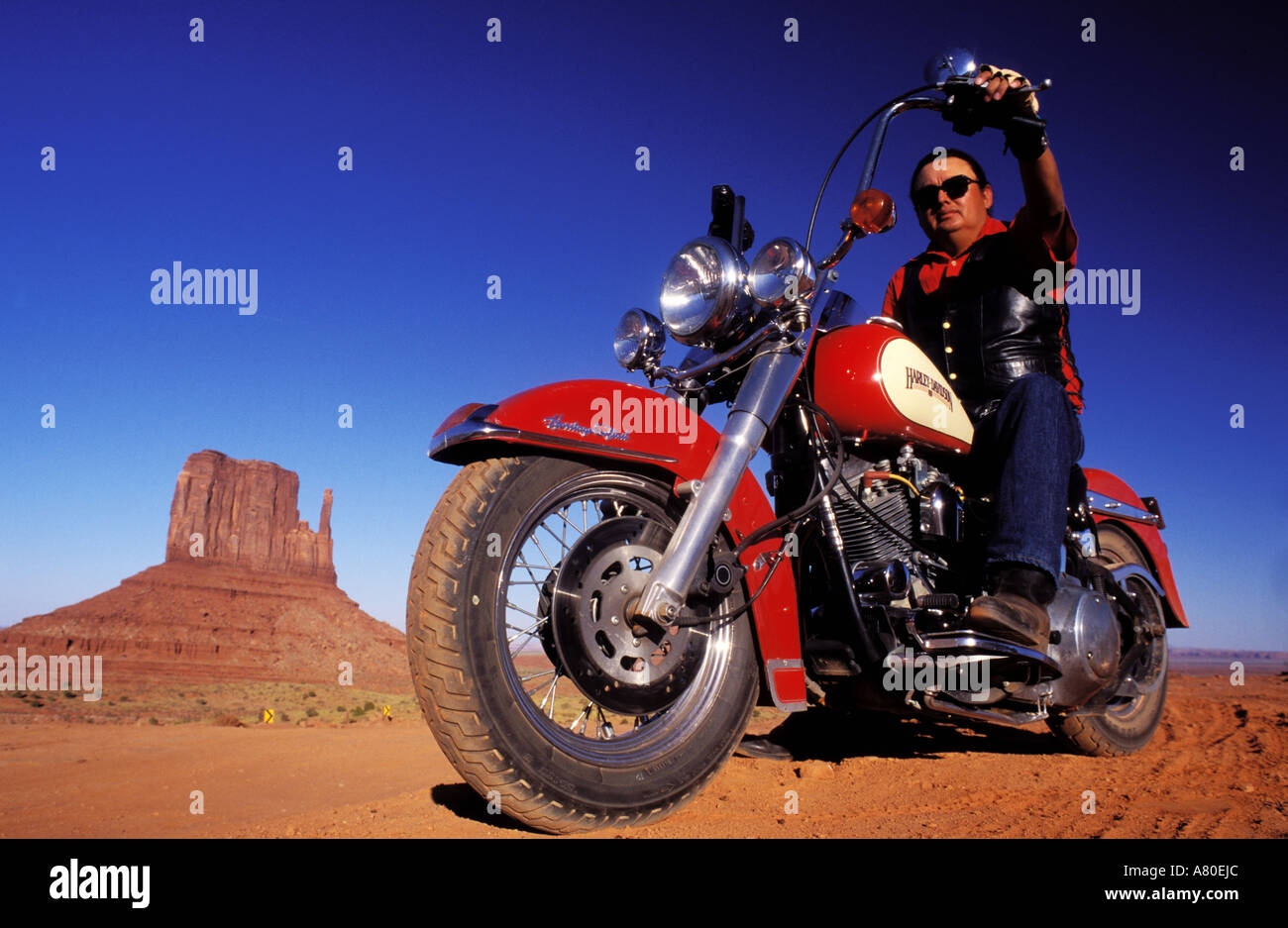 États-unis, l'Arizona, Monument Valley, navajo new riders en Harley Davidson Banque D'Images