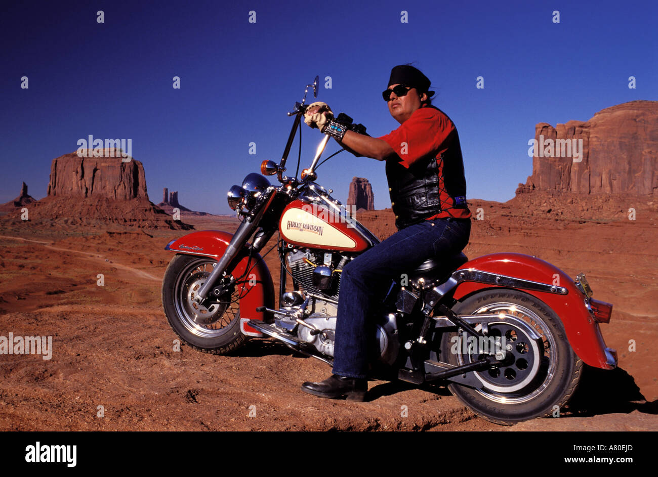 États-unis, l'Arizona, Monument Valley, Navajo dans les nouveaux cavaliers Harley Davidson Banque D'Images