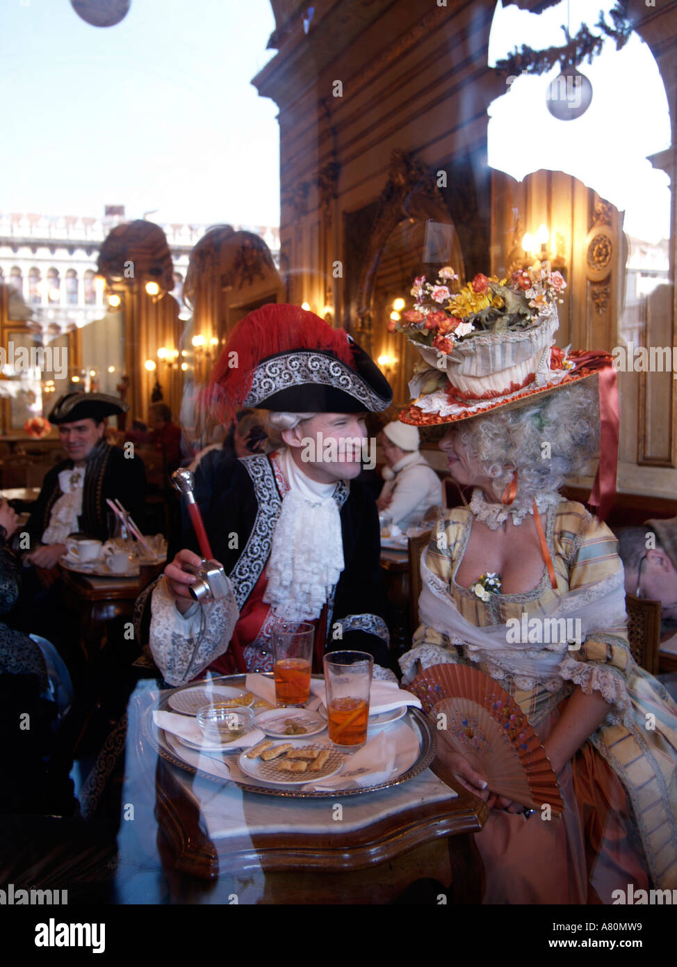 Les gens en costume du 18ème siècle assis autour de la table Café ...