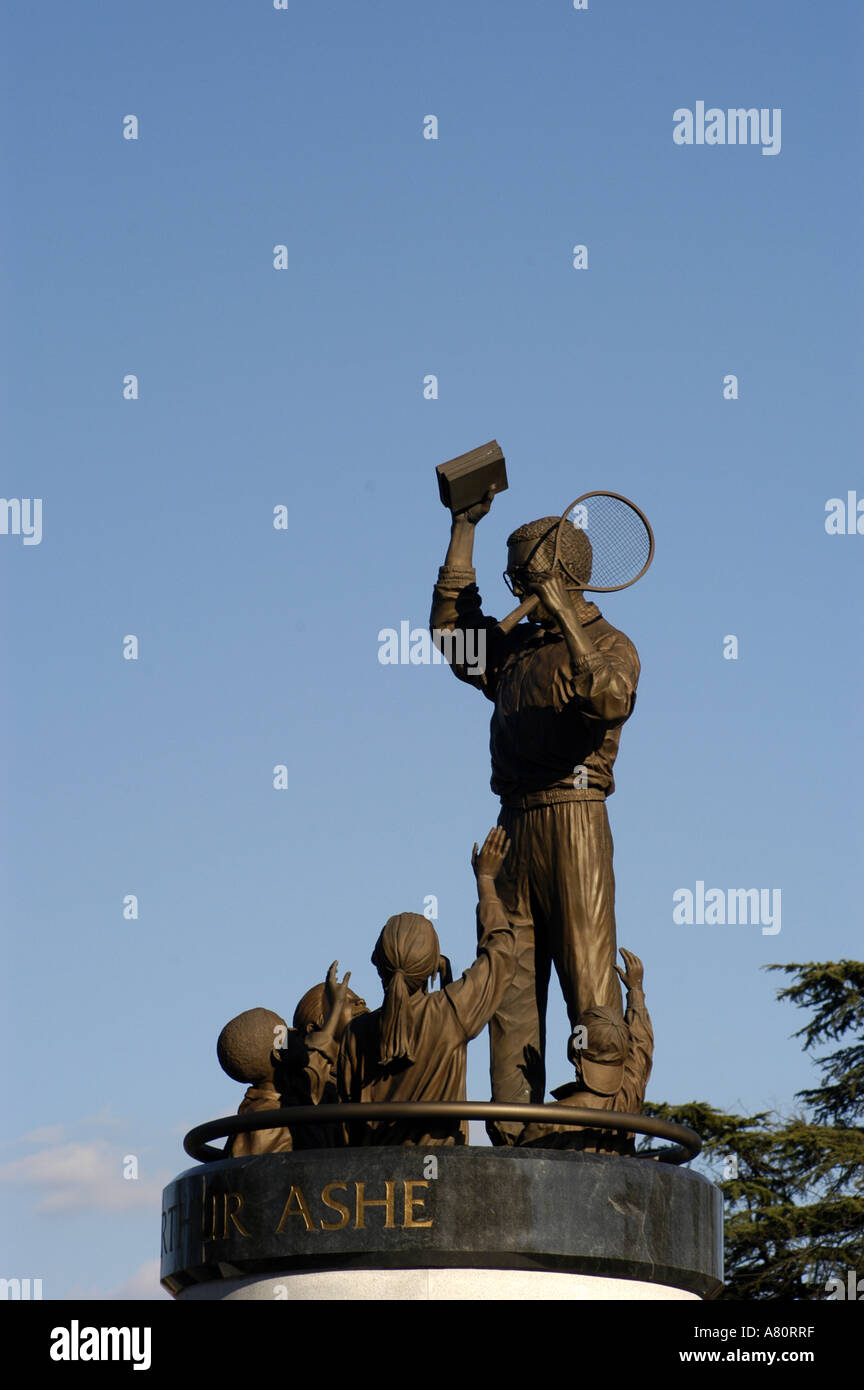 Richmond Virginia Arthur Ashe Jr noir champion de tennis américain statue entourée d'enfants Banque D'Images