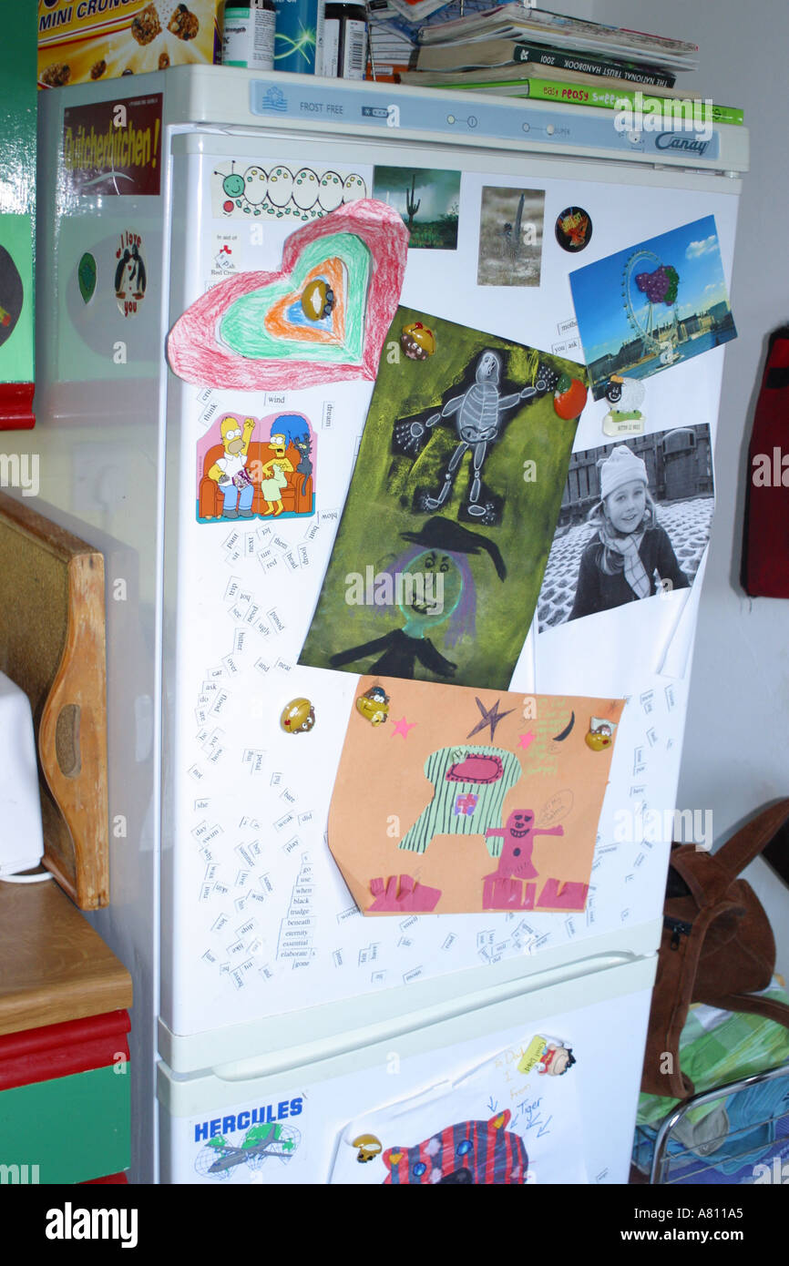 Cuisine réfrigérateur avec une variété d'œuvres d'enfants et des aimants de réfrigérateur Banque D'Images