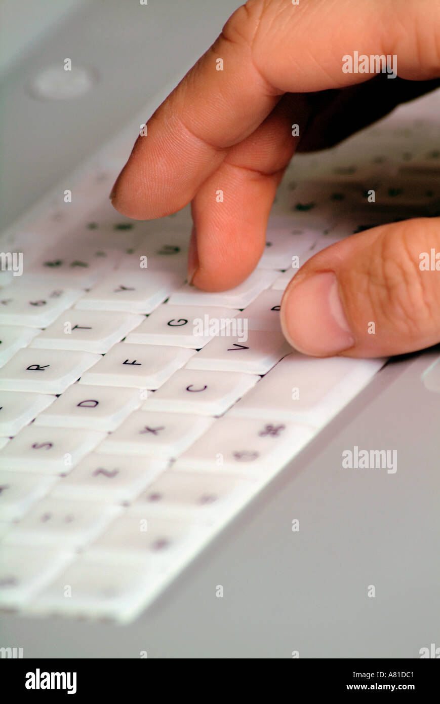 La main et doigts sur un clavier d'ordinateur portable Banque D'Images