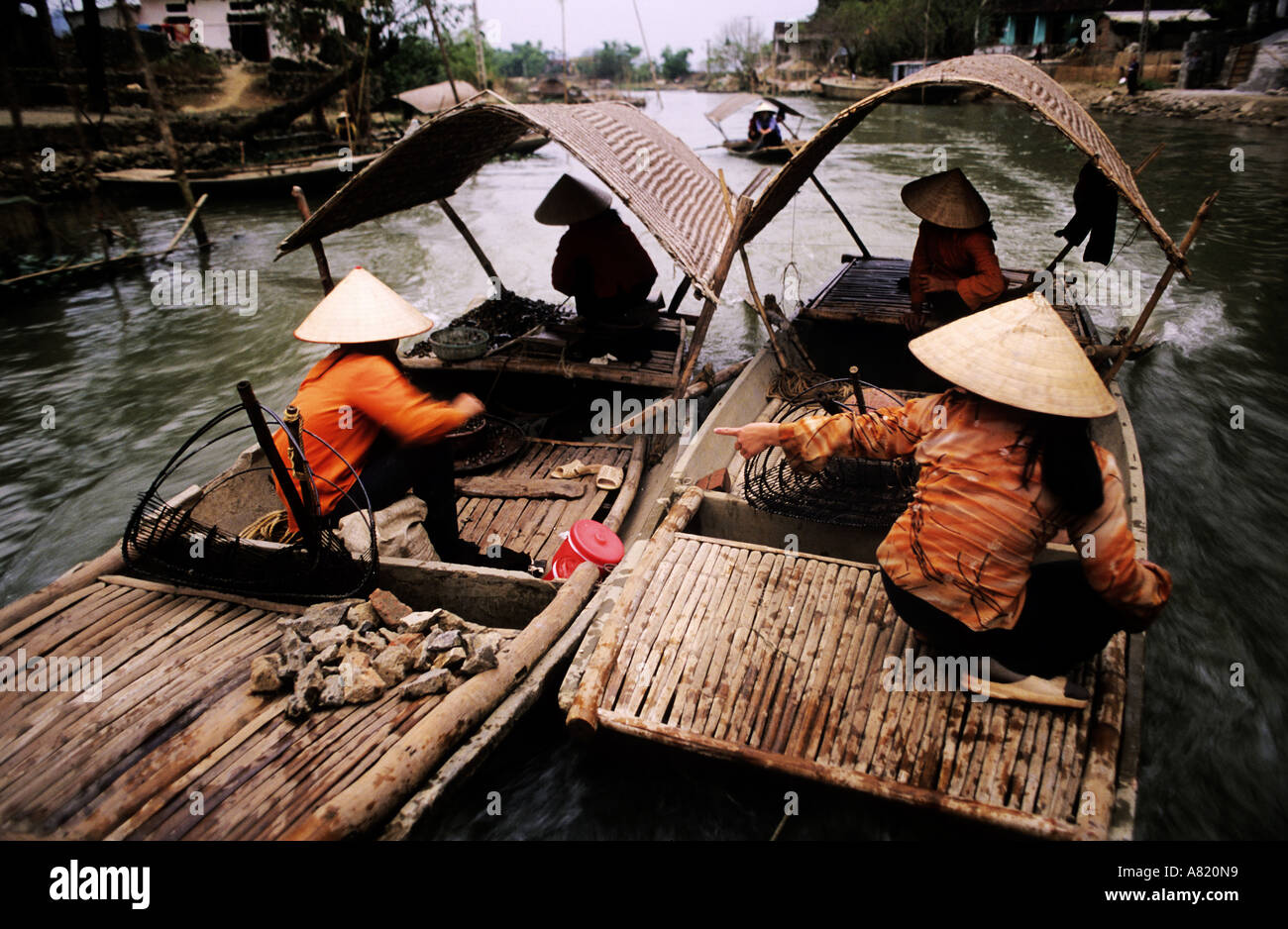 Vietnam, province de Ninh Binh, le bateau est le seul moyen d'aller à Kenh Ga village (canal) de poulet Banque D'Images