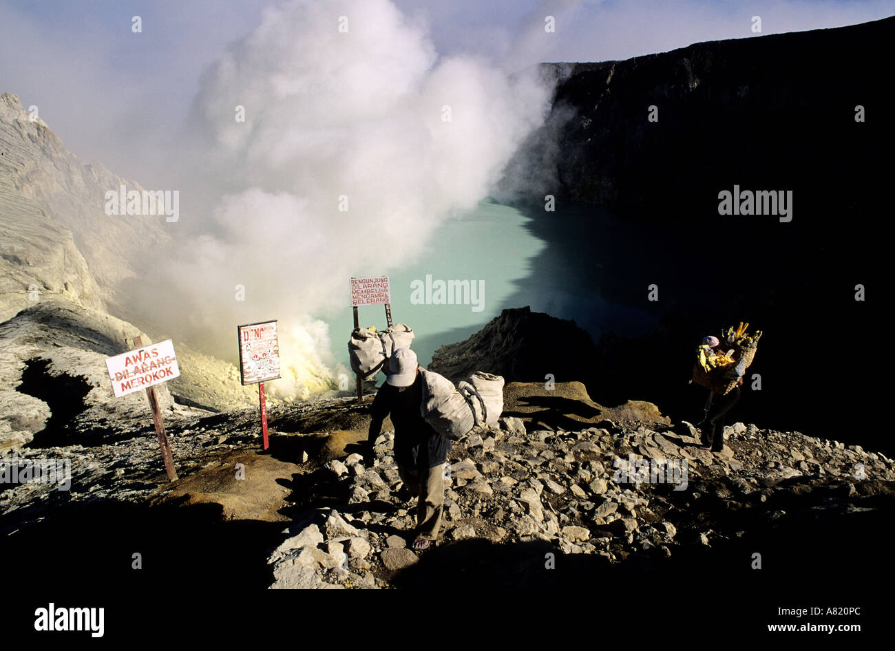L'Indonésie, Java, transporteur de soufre dans le cratère du volcan Kawah Ijen Banque D'Images