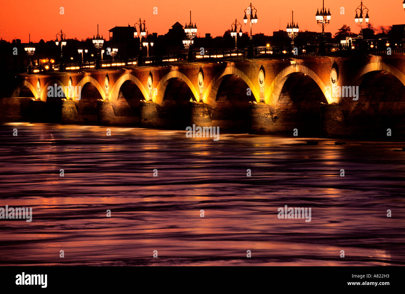 France, Gironde, Bordeaux, Pont de Pierre par nuit classé au Patrimoine Mondial par l'UNESCO Banque D'Images