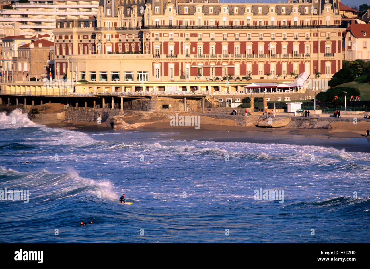 France, Pyrénées Atlantiques, Biarritz, surf en face de l'Hôtel du Palais Banque D'Images