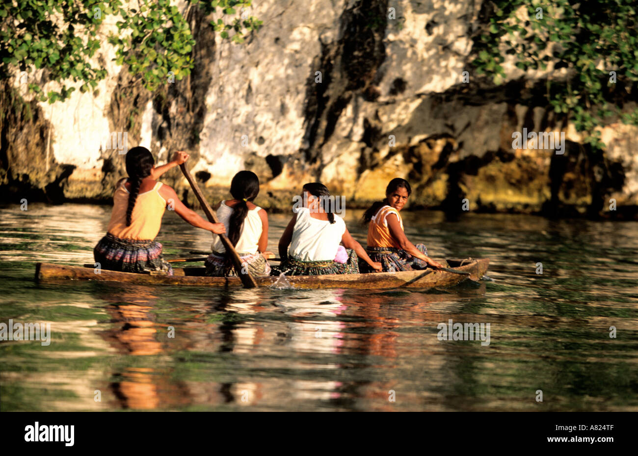 Au Guatemala, les femmes autochtones sur une pirogue sur le fleuve Rio Dulce Banque D'Images