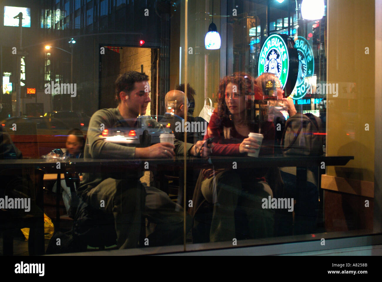 Couple Sitting in Starbucks café Manhattan New York City NY NYC United States of America USA US U S U S A Banque D'Images