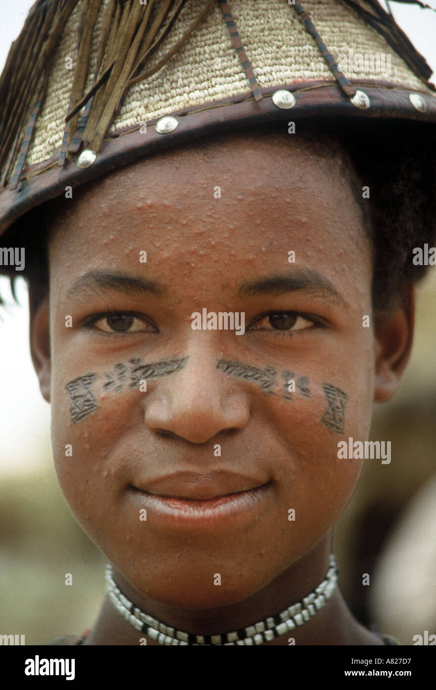 Garçon avec scarification faciale Niger Afrique de l'Ouest Banque D'Images