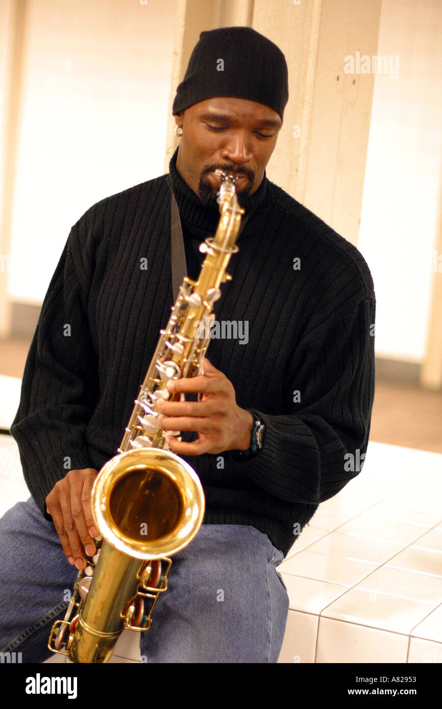 Un musicien joue d'un saxophone dans une station de métro à New York USA  Photo Stock - Alamy