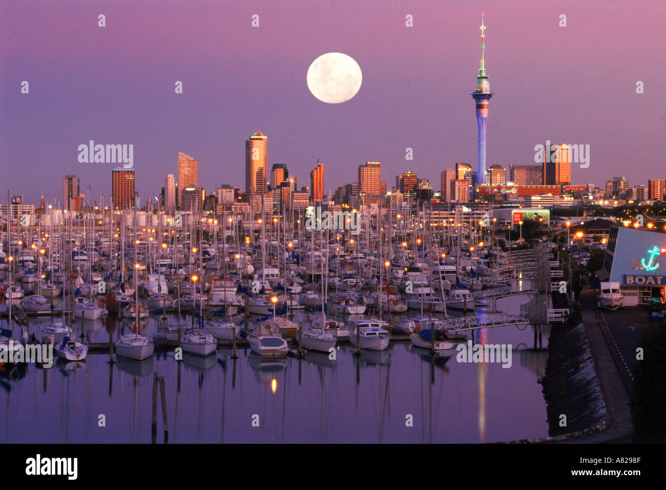 Lune se couche sur le port de Waitemata Harbour (Westhaven) avec la Sky Tower à Auckland skyline Banque D'Images