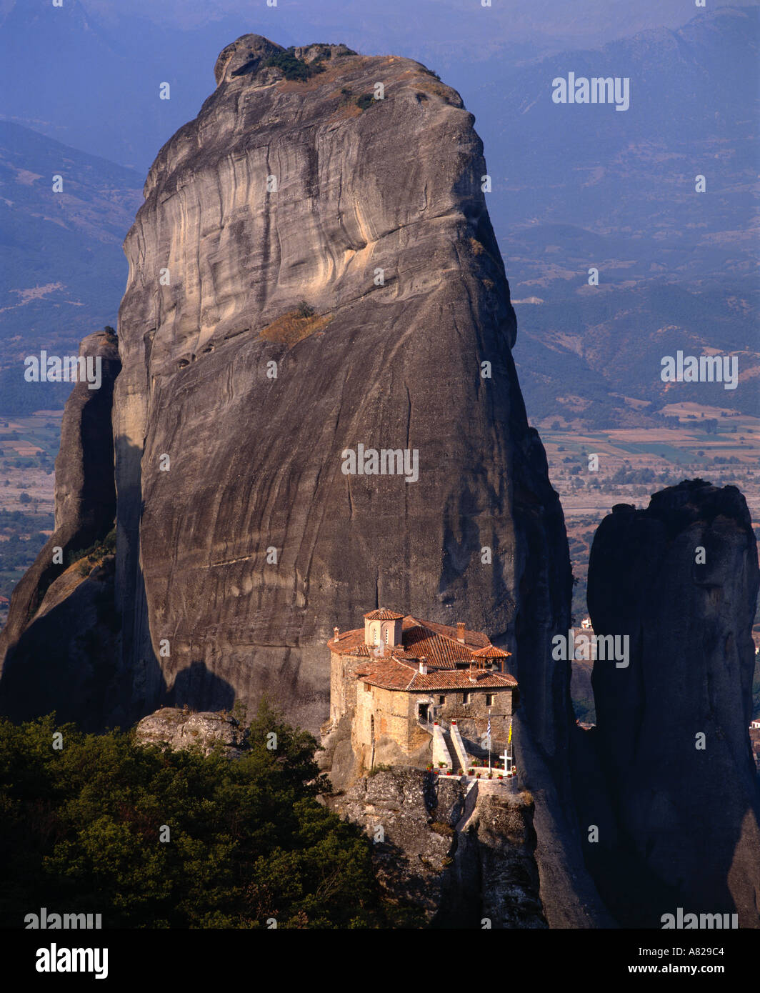 Roussanou monastère dans les météores avec la plaine de Thessalie, au-delà de la Grèce Banque D'Images