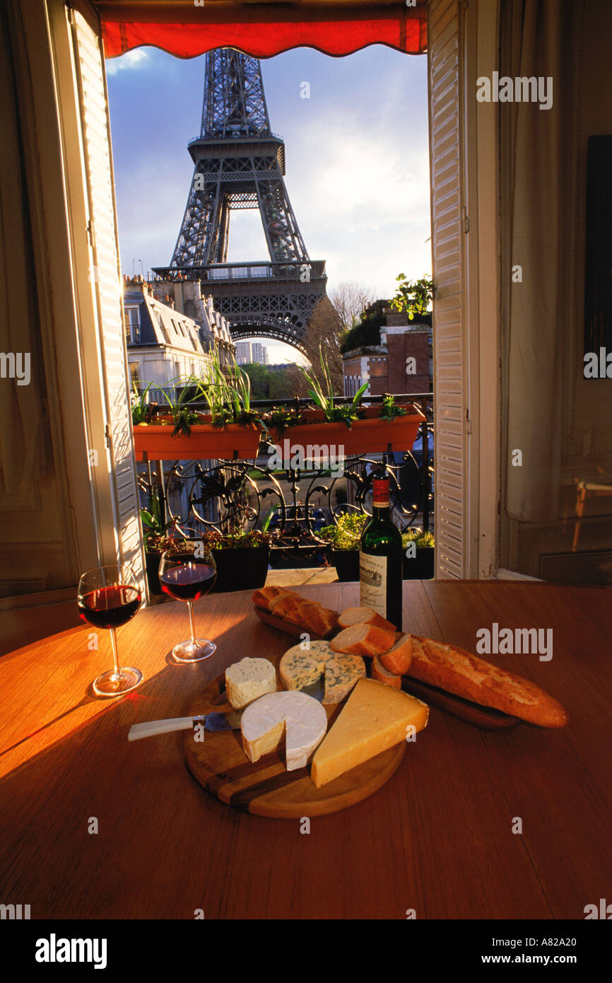 Vin fromage et pain en vacances près de Eiffel Tower Banque D'Images