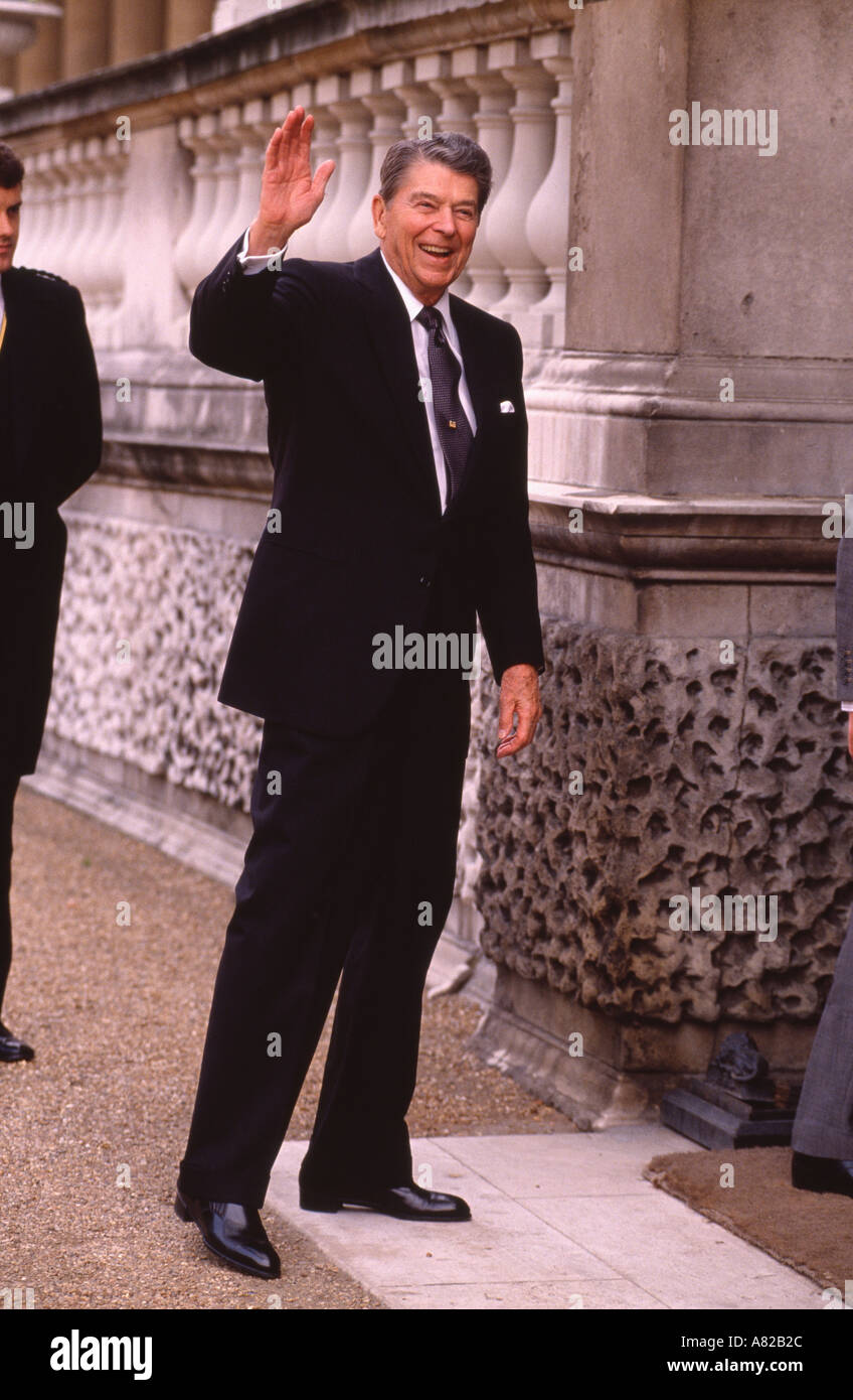 Du président américain Ronald Reagan vu arriver à Buckingham Palace Londres en 1988 pour recevoir son chevalier honoraire de l'imprimeur Banque D'Images