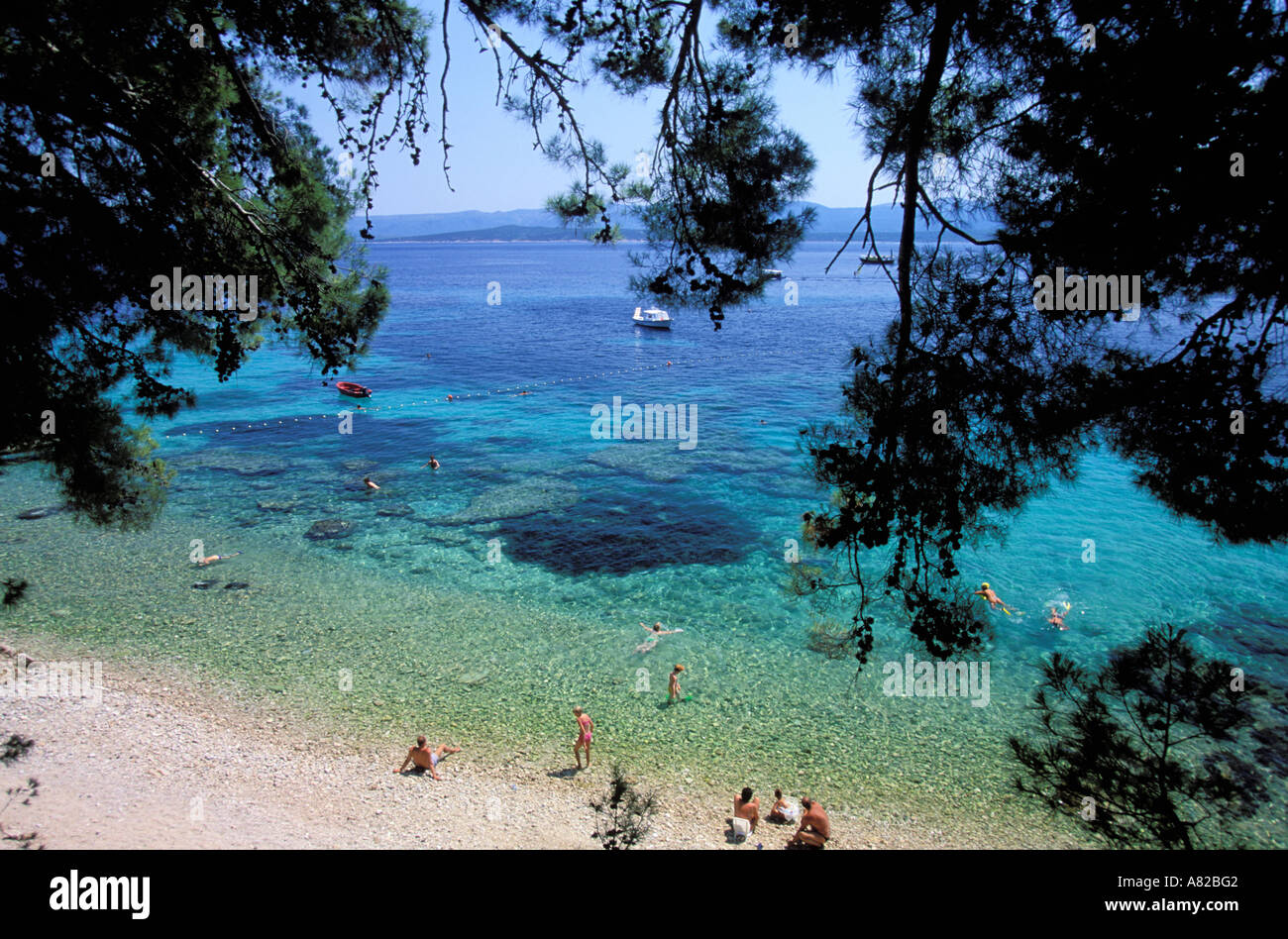 La Croatie, Dalmatie du Nord, île de Brac, la merveilleuse plages turquoise près de Bol Banque D'Images
