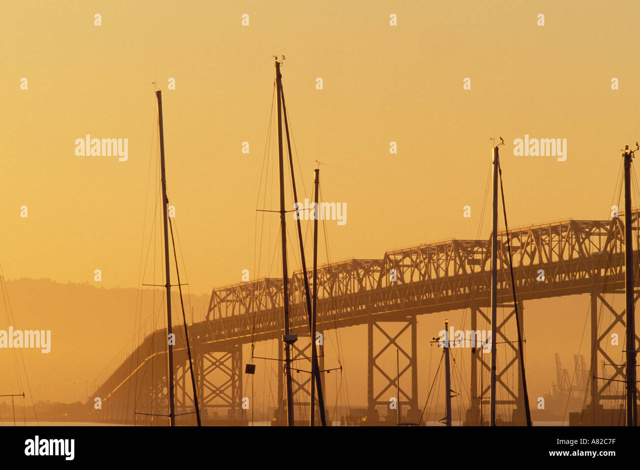 La Californie, San Francisco, Bay Bridge à l'aube de Treasure Island Banque D'Images