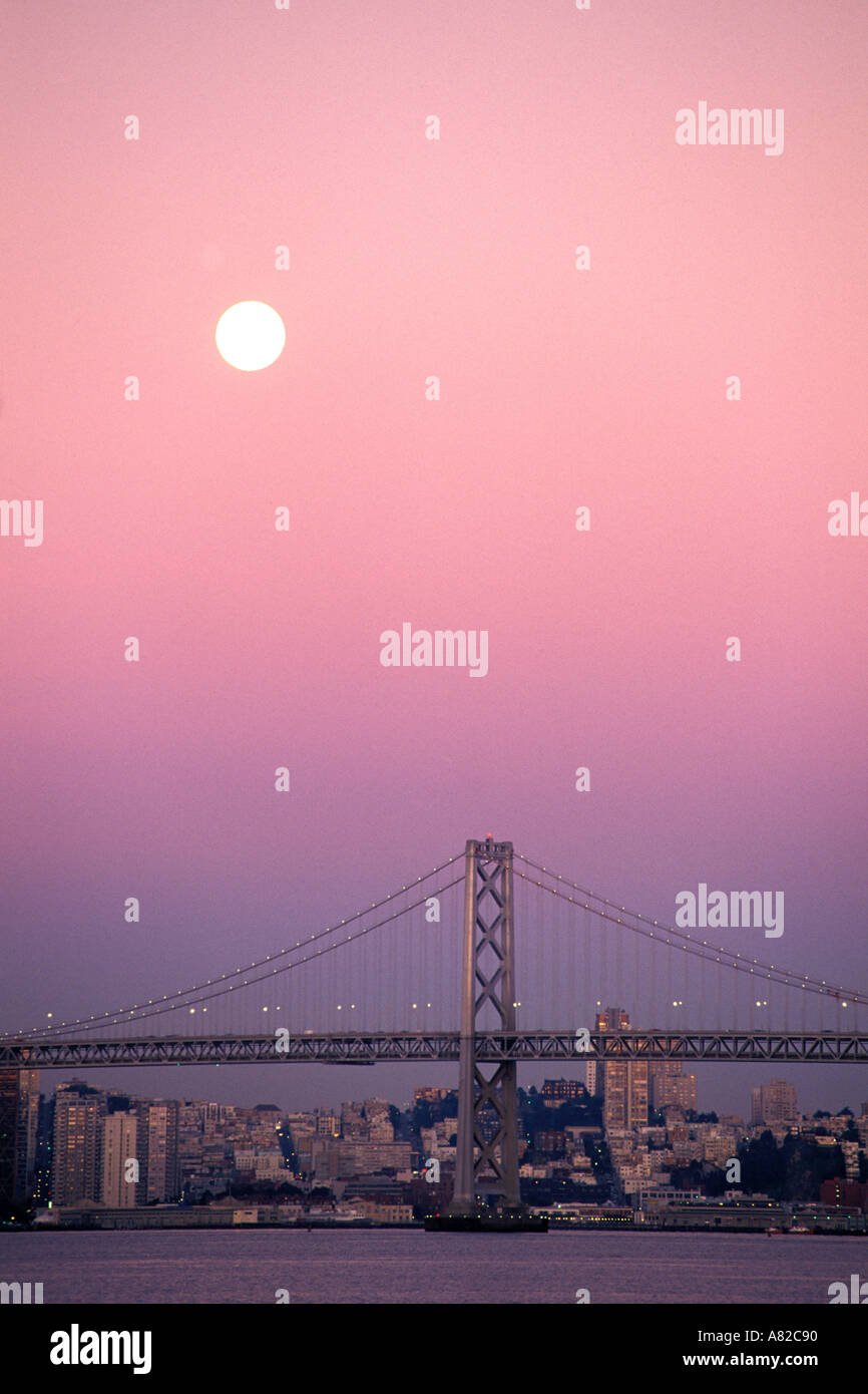 La Californie, San Francisco, la lune sur le pont de la baie Banque D'Images