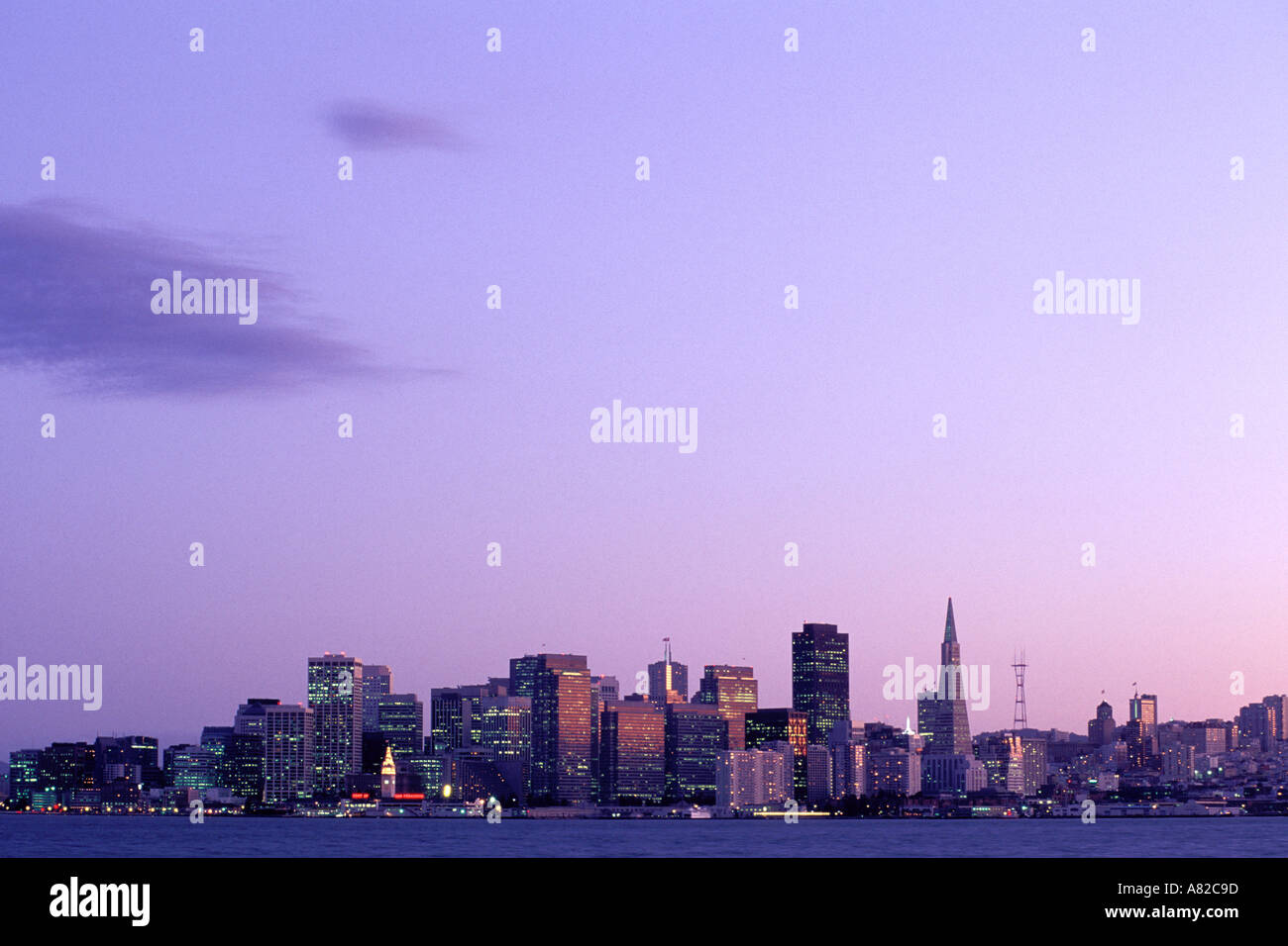 La Californie, San Francisco, Skyline at Dusk Banque D'Images