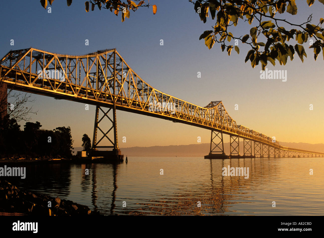 La Californie, San Francisco Bay, Bay Bridge à l'aube Banque D'Images