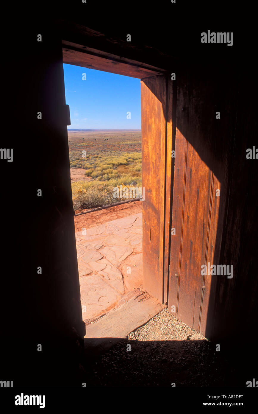 En regardant par la porte de la cabine de l'ouest dans l'ensemble du tuyau d'Antelope Valley, Arizona Monument National de printemps Banque D'Images