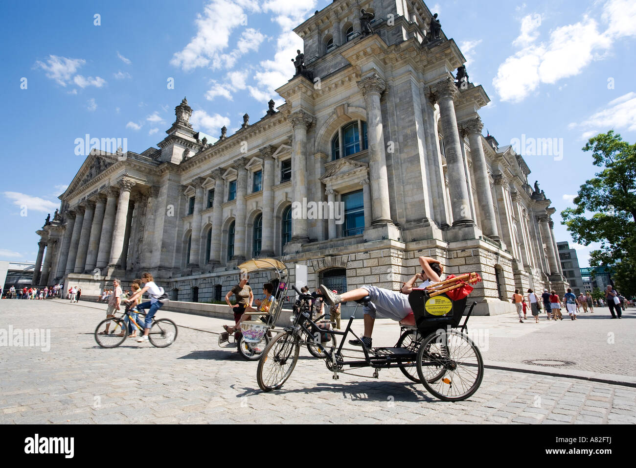 Un guide touristique en attente sur son vélo-taxi à l'extérieur le Reichstag à Berlin, Allemagne Banque D'Images