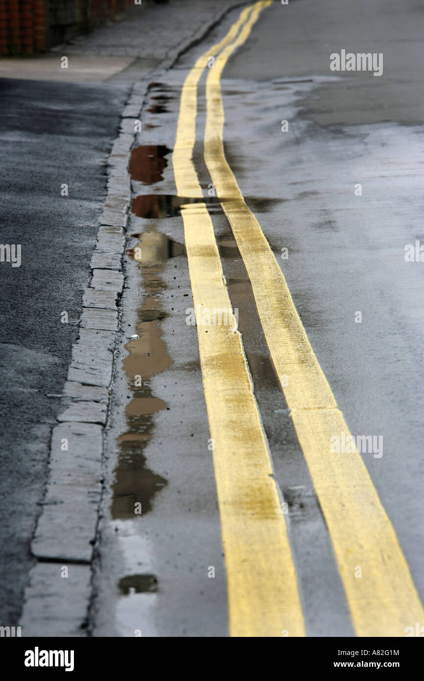 Lit des lignes jaunes sur le côté d'une route dans la région de Stratford-upon-Avon dans le Warwickshire UK Banque D'Images