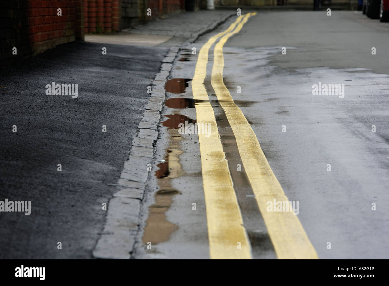 Lit des lignes jaunes sur le côté d'une route dans la région de Stratford-upon-Avon dans le Warwickshire UK Banque D'Images