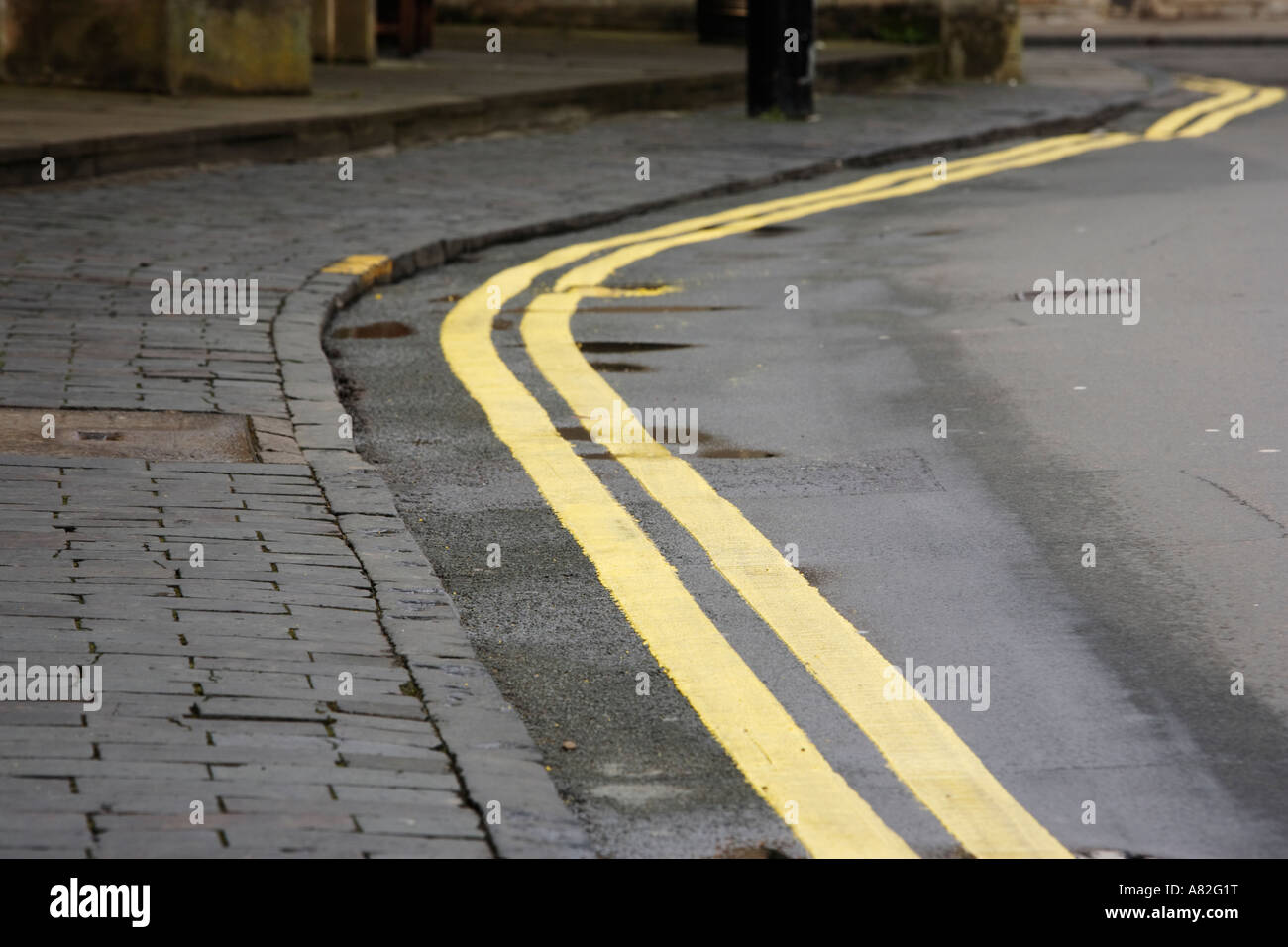 Lit des lignes jaunes sur le côté d'une route dans la région de Stratford-upon-Avon dans le Warwickshire UK Banque D'Images