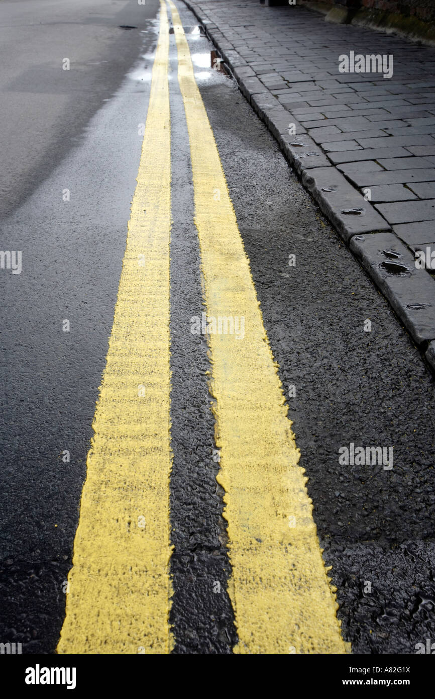 Lit des lignes jaunes sur le côté d'une route dans la région de Stratford-upon-Avon dans le Warwickshire UK Banque D'Images