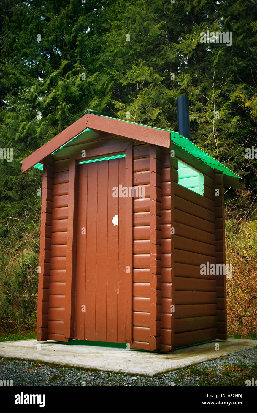 Cabine de toilettes sèches dans le parc régional de Golden Ears, Maple Ridge, le grand Vancouver British Columbia canada Banque D'Images