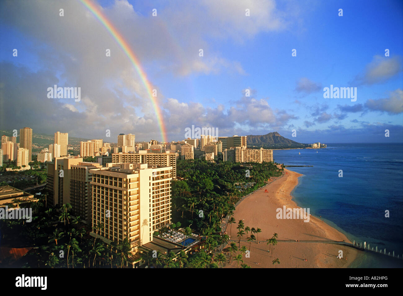 Les arcs-en-ciel sur les plages et les hôtels de Waikiki avec Diamond Head sur Oahu Banque D'Images