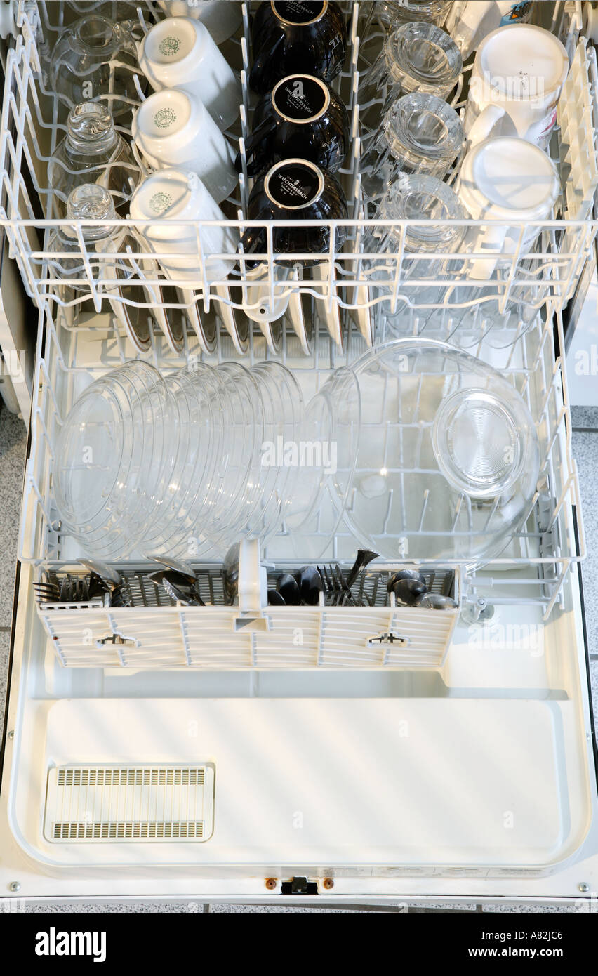 Lave-vaisselle pleine de vaisselle sale close up Banque D'Images
