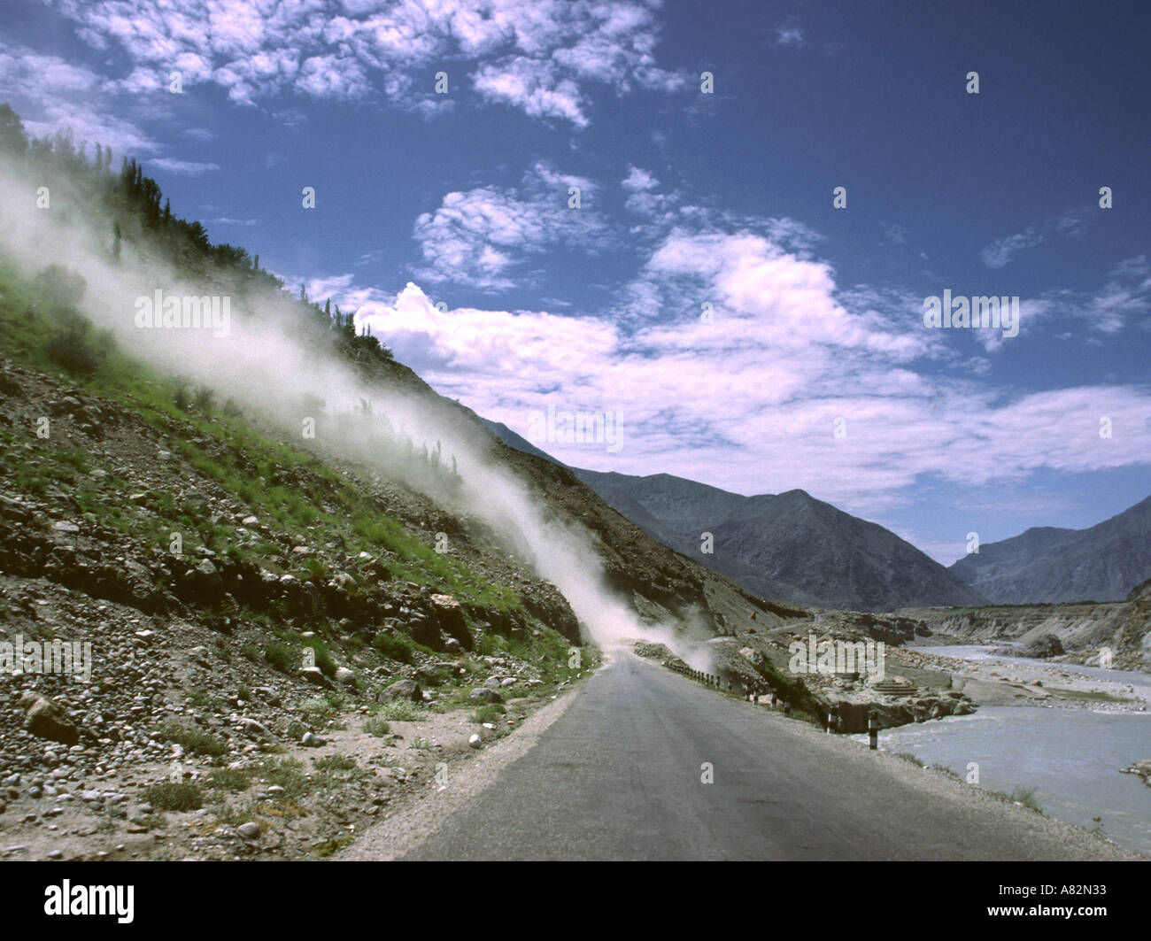 L'Azad Cachemire Pakistan route Karakoram éboulement bloquant la route Banque D'Images