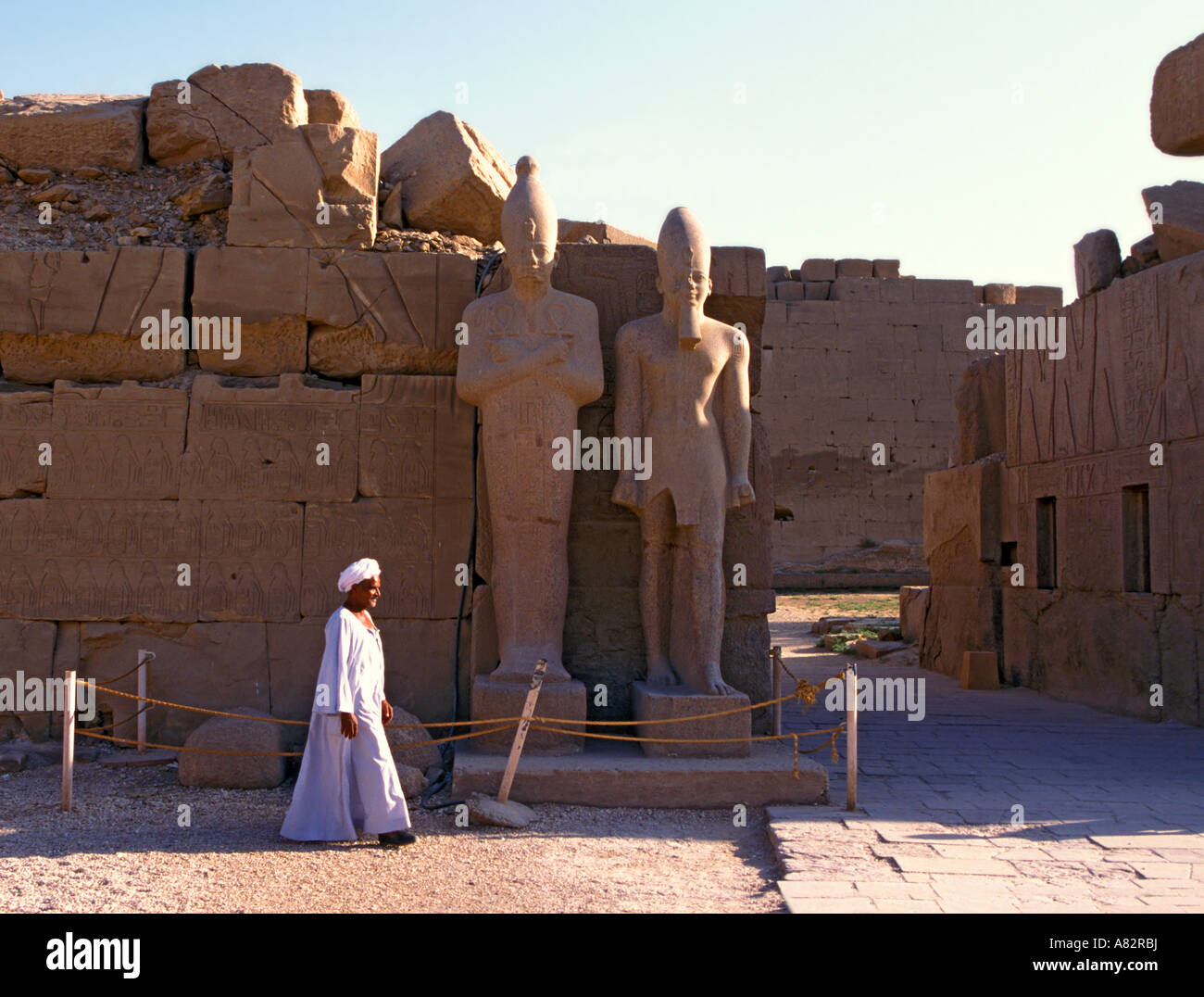 L'homme égyptien dans la région de Temple de Karnak Egypte Banque D'Images