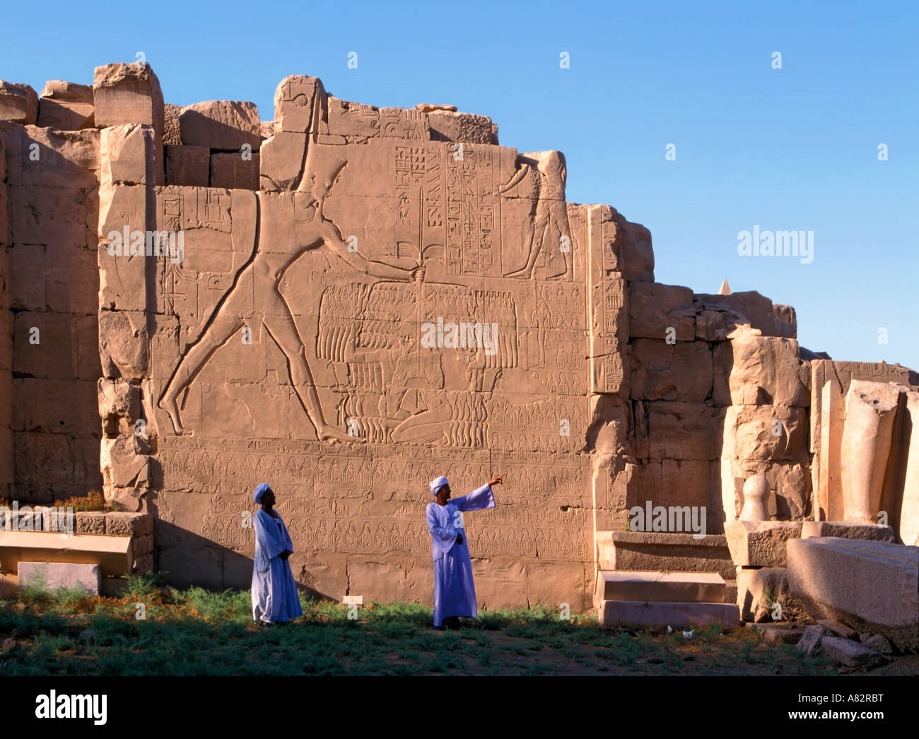 Deux Egyptiens hommes en Temple de Karnak Egypte Banque D'Images