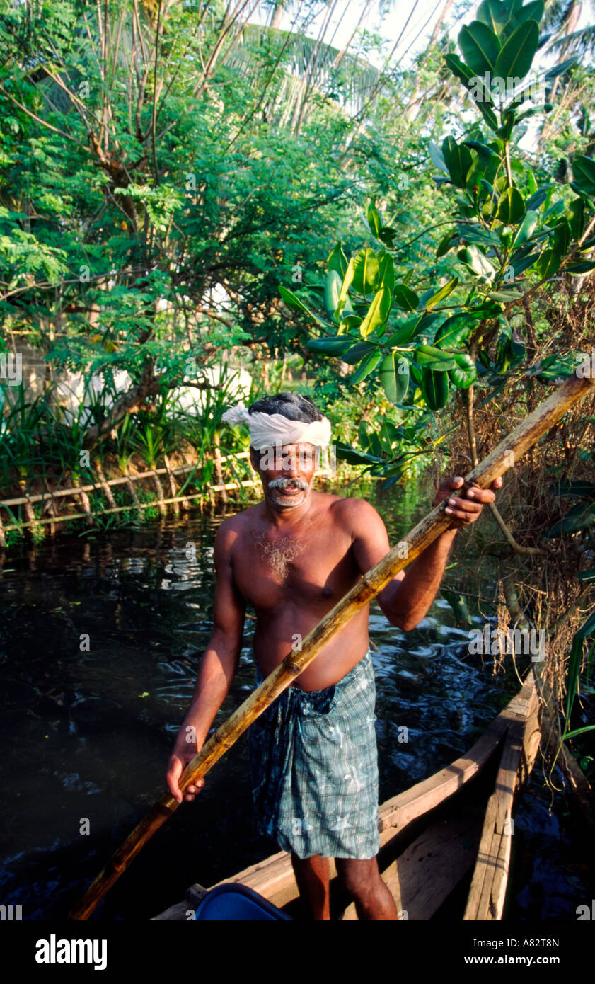 L'Inde Kerala indian man avec voile dans l'eau dormante Banque D'Images