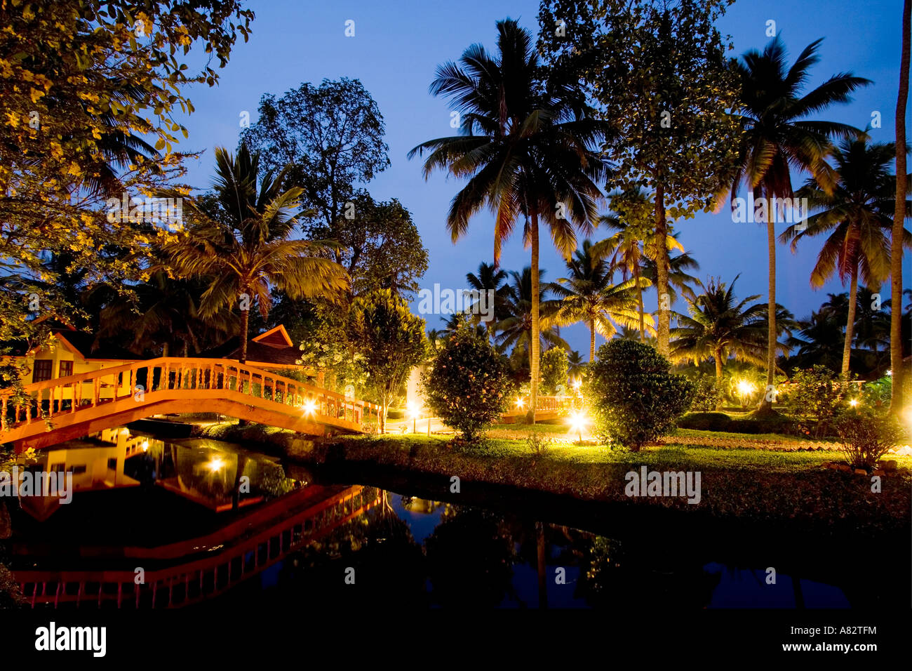 L'Inde Kerala Kumarakom backwaters Golden Waters Resort twilight Banque D'Images