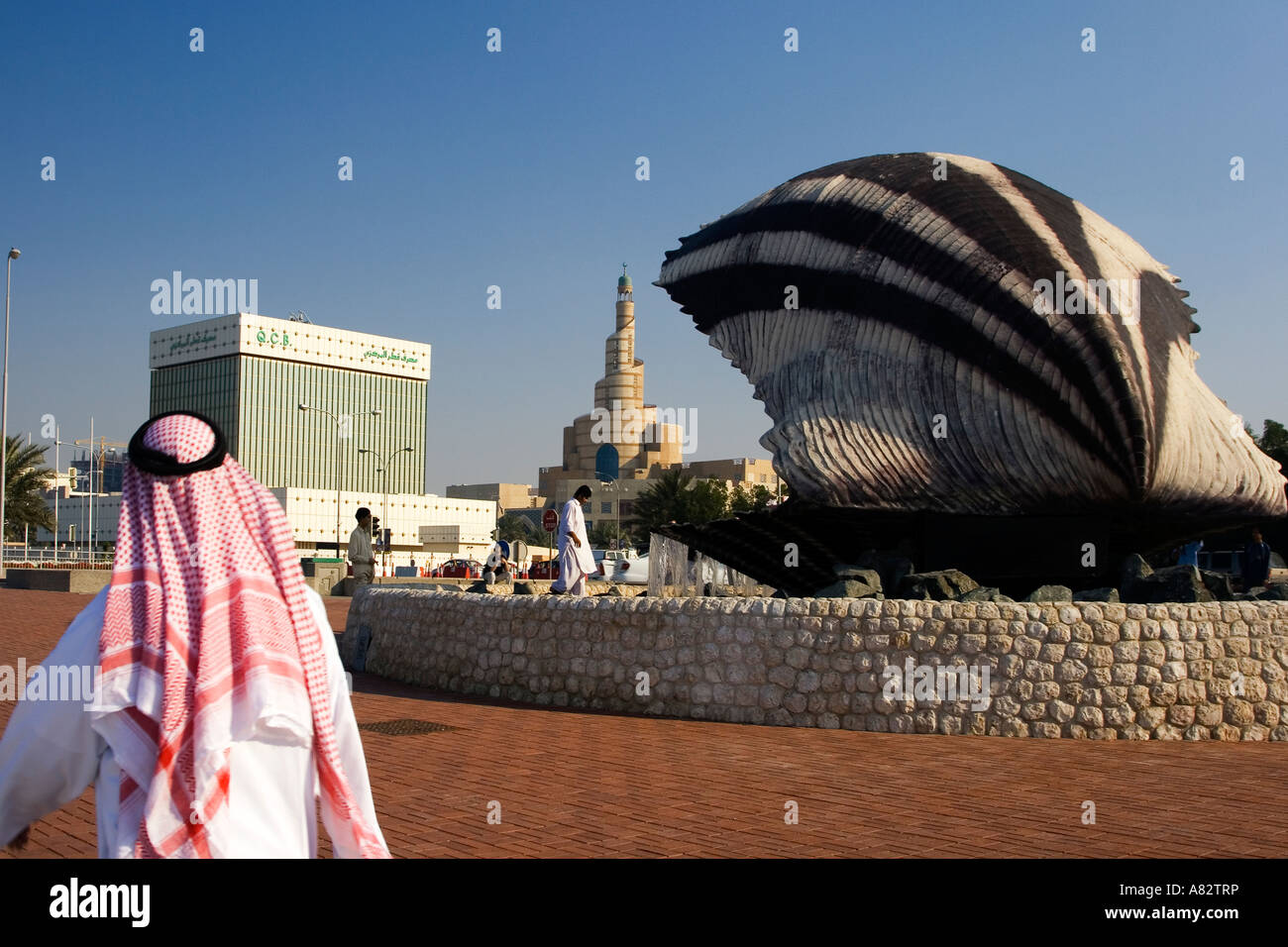 Doha Qatar pearl oyster fontaine avec le long de la côte de Doha Banque D'Images
