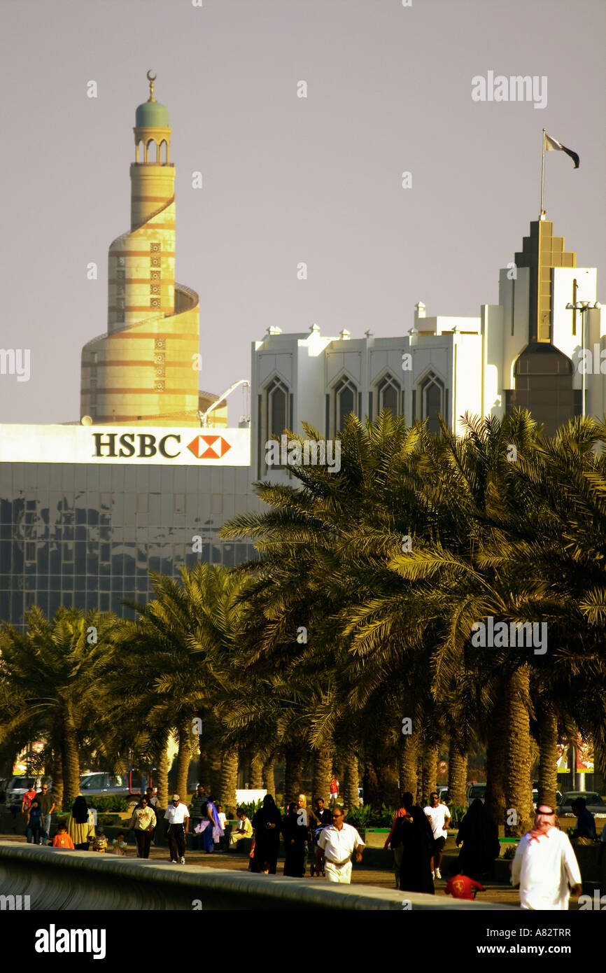 Doha Qatar promenade corniche principale mosquée de la banque HSBC les gens Banque D'Images