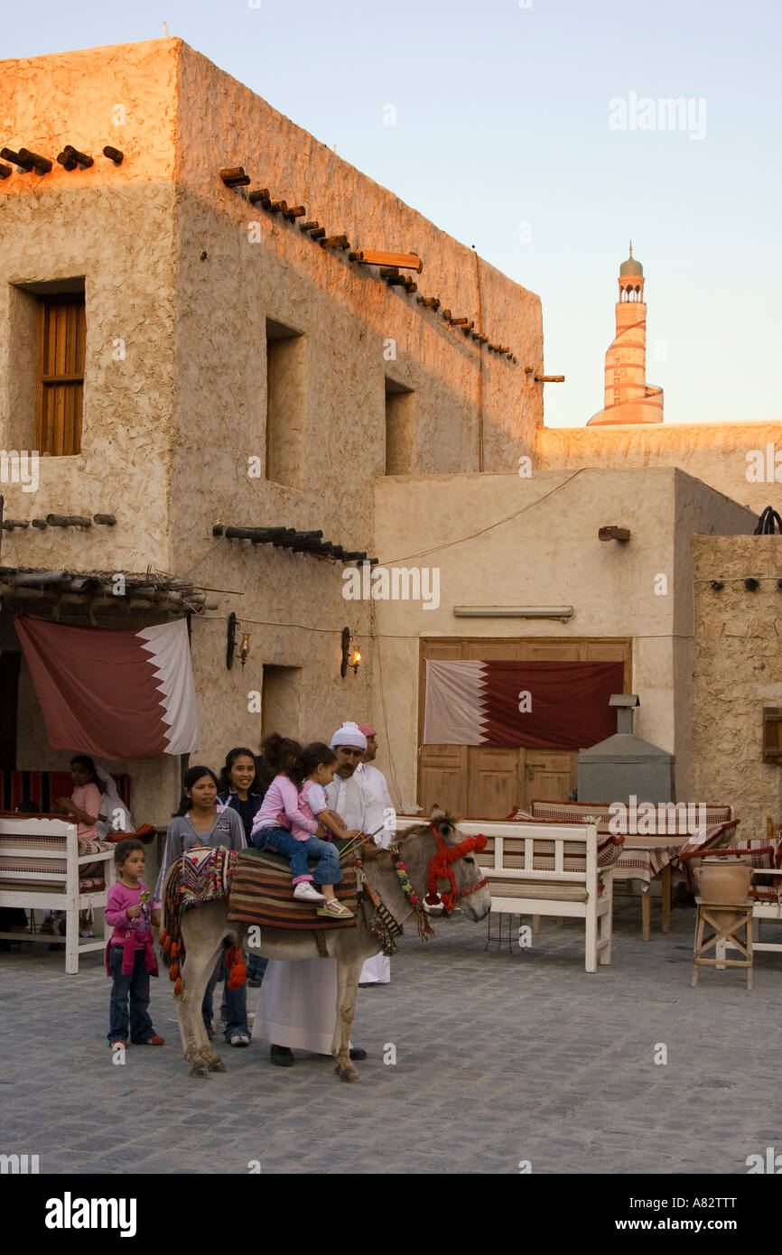 Souk de Doha Qatar enfants sur Donkey Banque D'Images