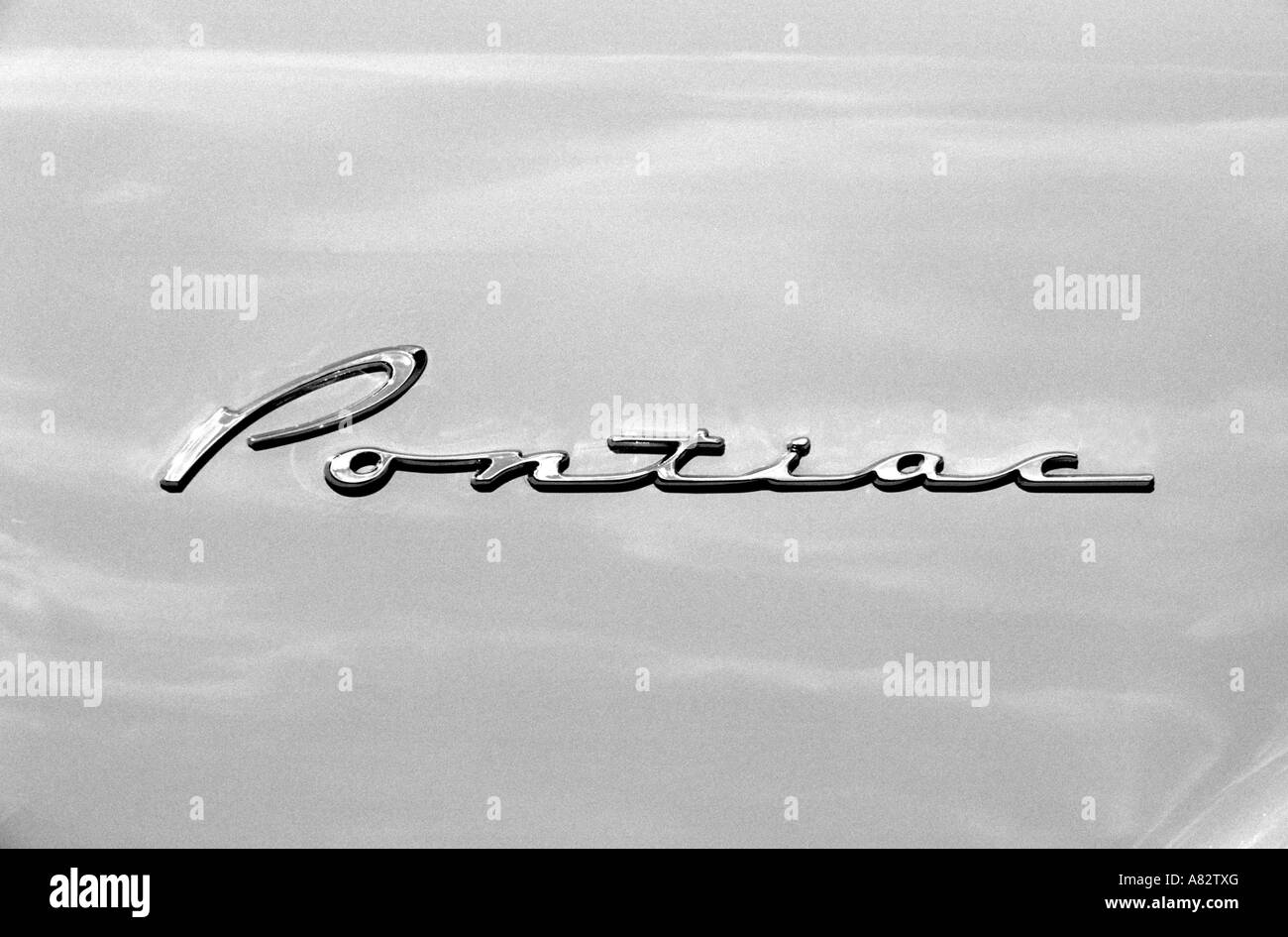 Pontiac de 1957. Constructeur automobile américain 1926 jusqu'à maintenant. Auto voiture Pontiac marque insigne motif américain bouilloire Banque D'Images