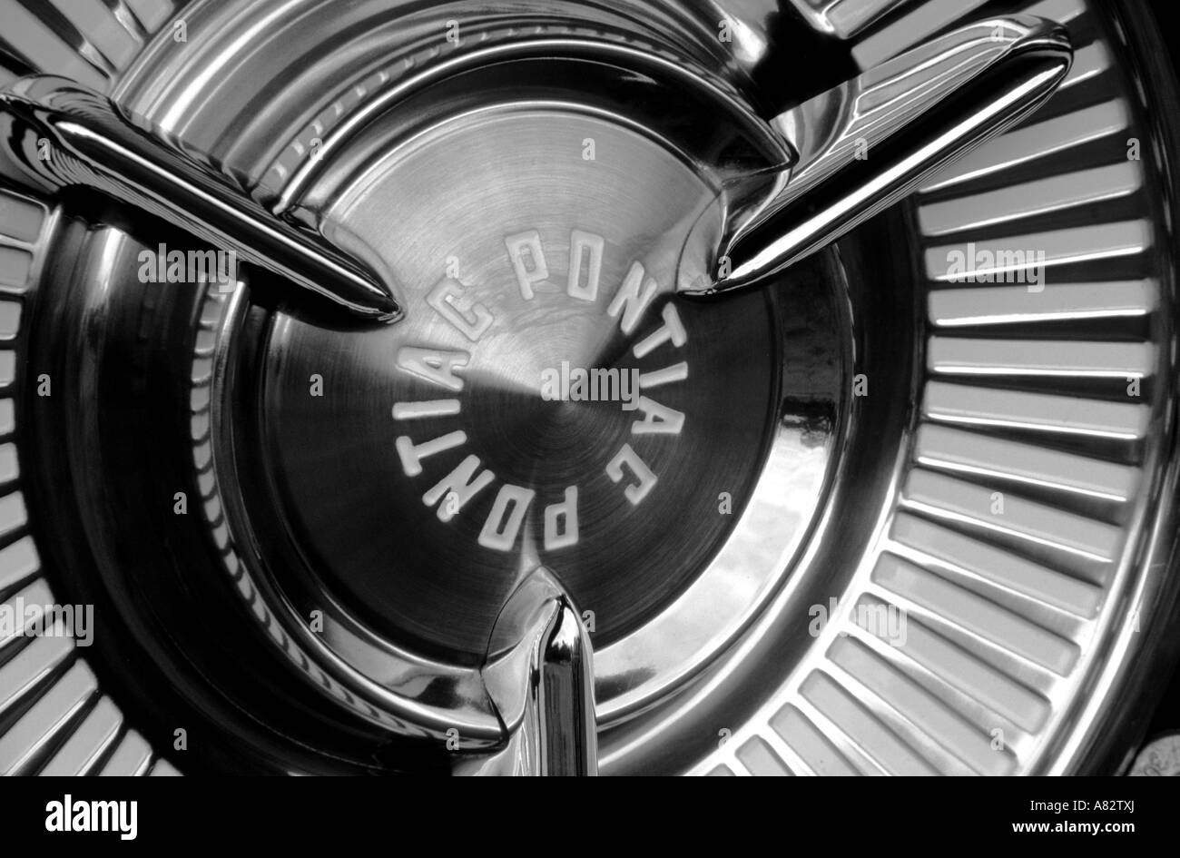 Super Pontiac Chef de 1957. Constructeur automobile américain 1926 jusqu'à maintenant. Auto voiture Pontiac marque insigne motif américain bouilloire Banque D'Images