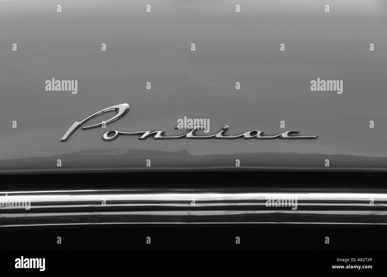 Pontiac Star Chief de 1956. Constructeur automobile américain 1926 jusqu'à maintenant. Auto voiture Pontiac marque insigne motif américain bouilloire Banque D'Images