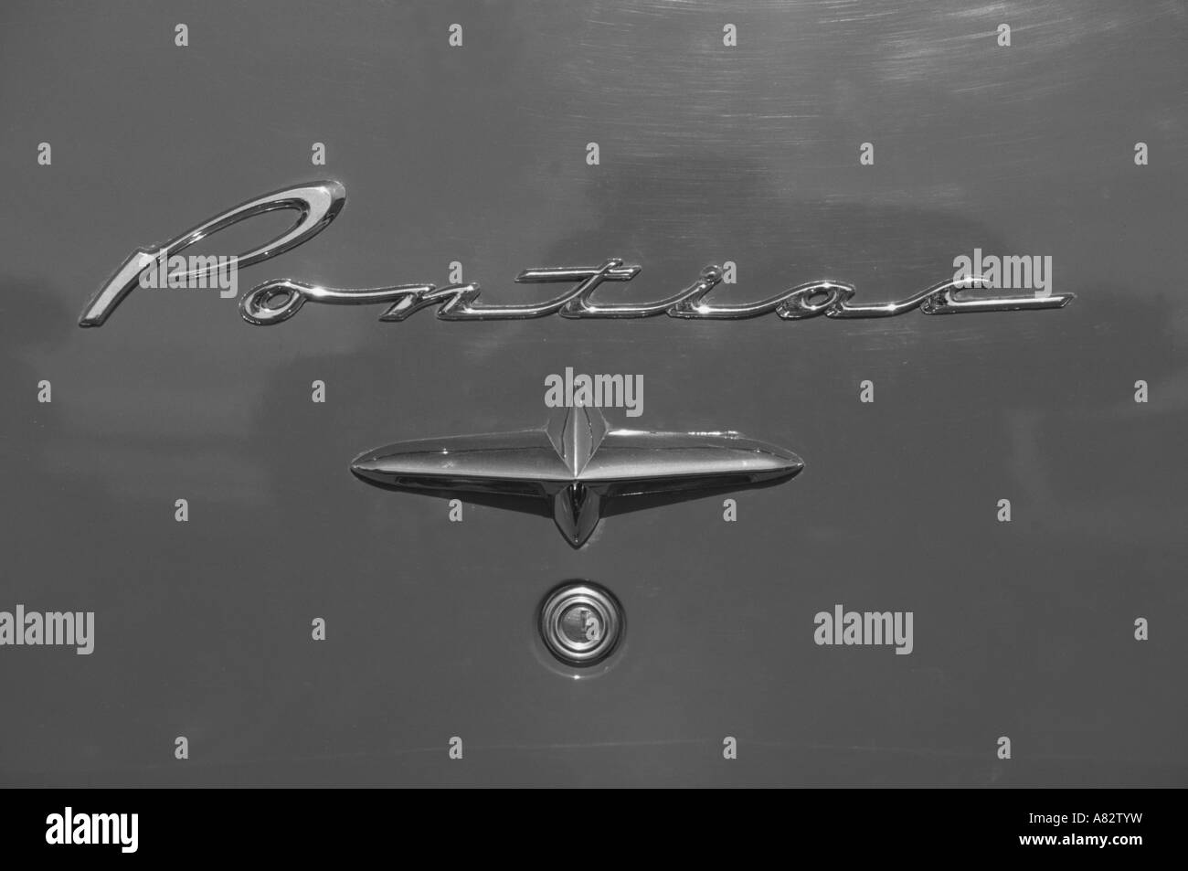 Pontiac de 1956. Constructeur automobile américain 1926 jusqu'à maintenant. Auto voiture Pontiac marque insigne motif américain bouilloire Banque D'Images