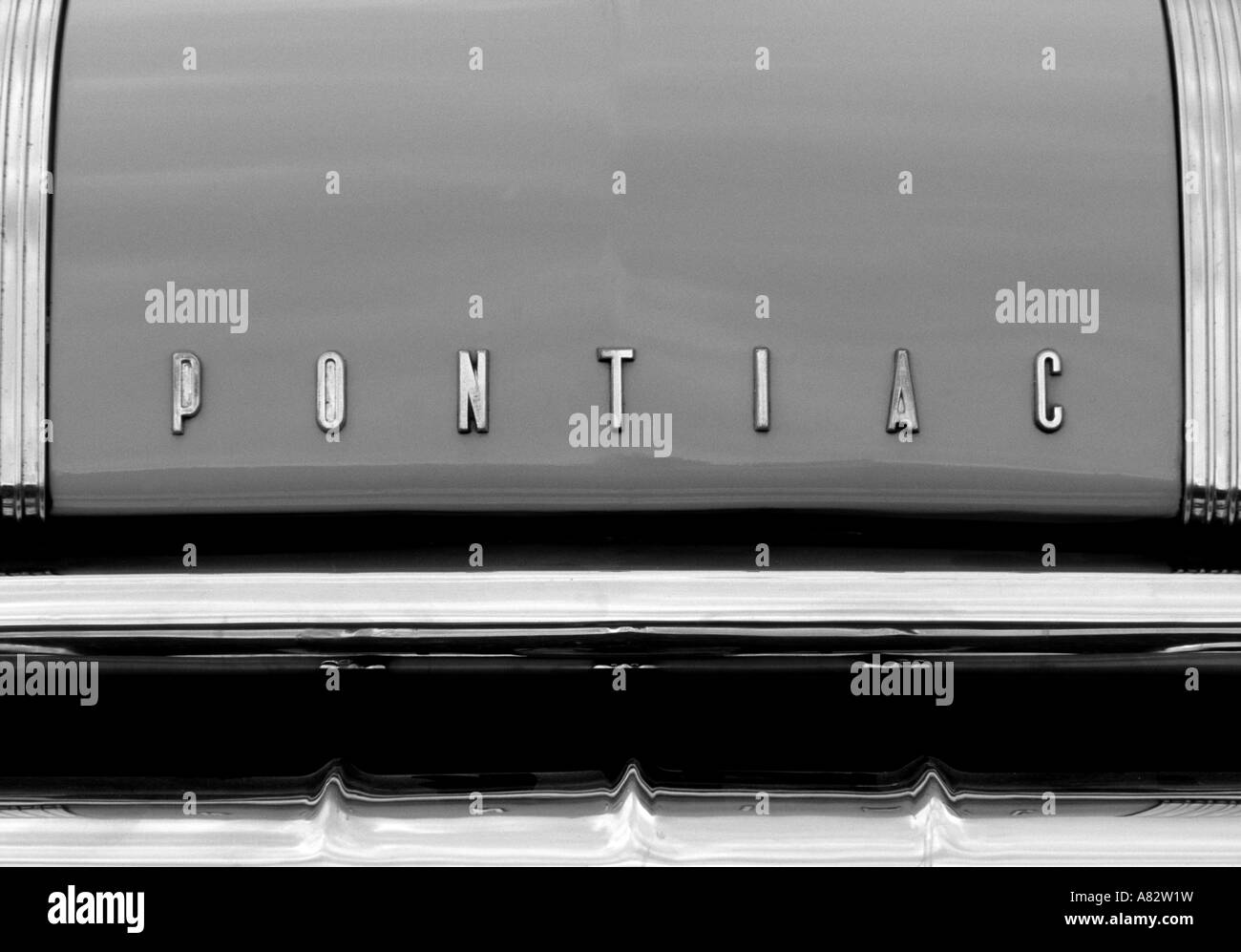870 Pontiac Chieftain Catalina de HTC 1955. Constructeur automobile américain 1926 jusqu'à maintenant. Auto voiture Pontiac marque insigne motif américain Banque D'Images